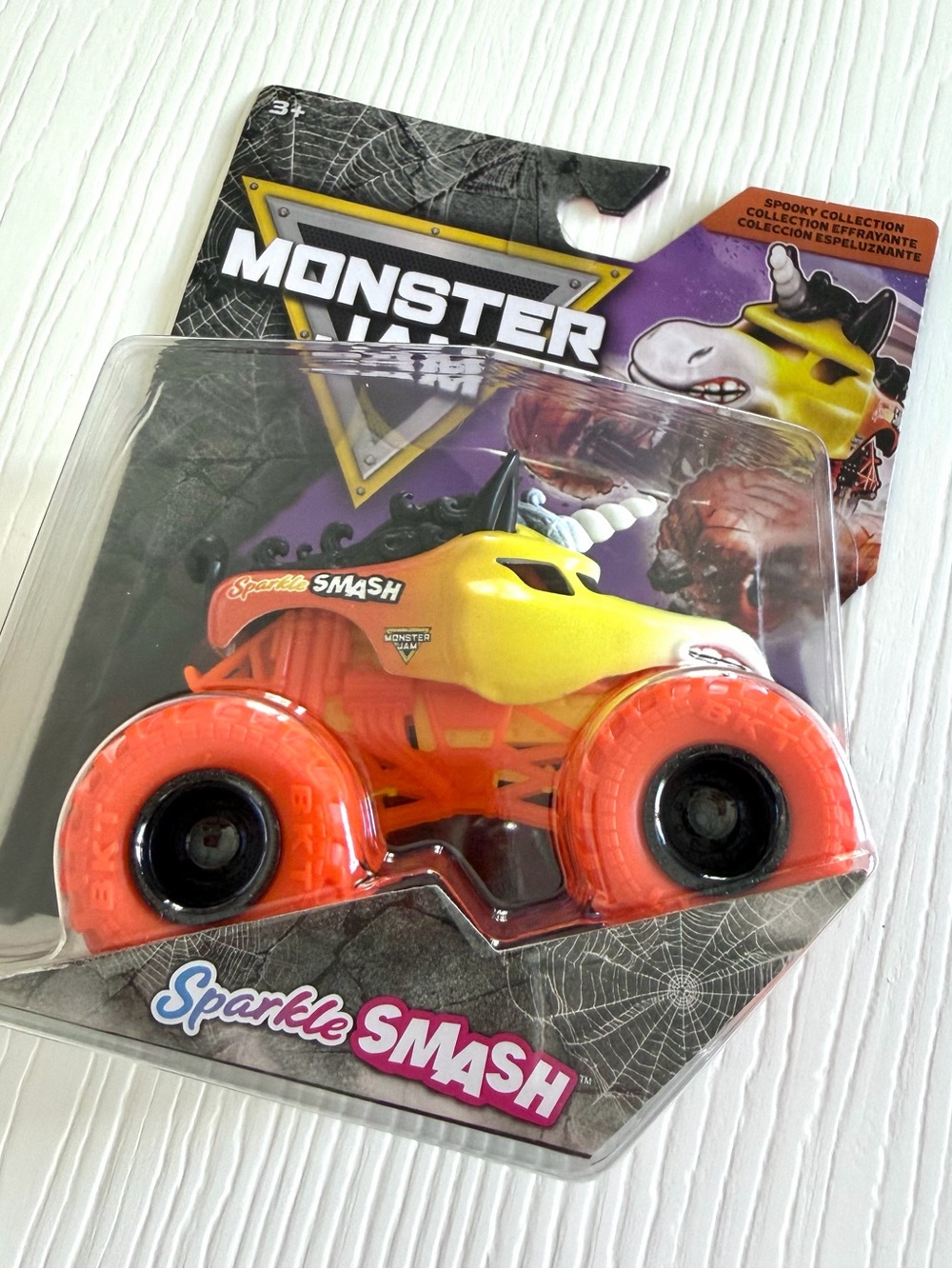 NEW Monster Jam 1:64 Scale Sparkle Smash truck limited edition Spooky Collection